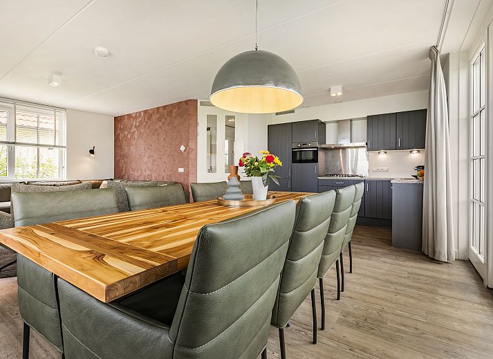 Offene Kueche und Essbereich in der 8-Personen-Villa Waufsberg Mets Hoes, Noorbeek, Suedlimburg mit moderner Einrichtung.