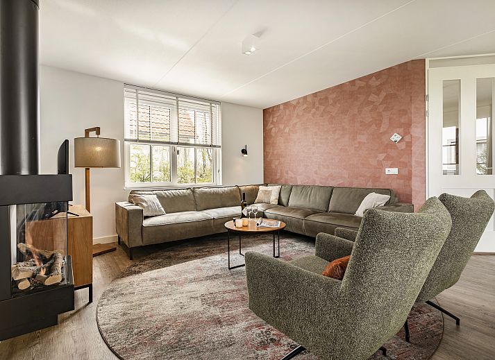 Offene Kueche und Essbereich in der 8-Personen-Villa Waufsberg Mets Hoes, Noorbeek, Suedlimburg mit moderner Einrichtung.