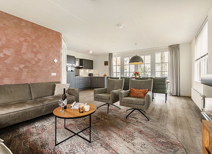 Stilvolles Esszimmer in der Waufsberg 8-Bett-Villa Mets Hoes in Noorbeek, Suedlimburg, mit Holztisch und Lederstuehlen.