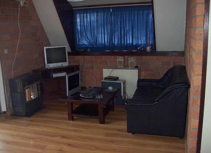 Charming vacation home Sunclass Sonnevijver in Sittard-Geleen, South Limburg, surrounded by snowy nature and an inviting terrace.