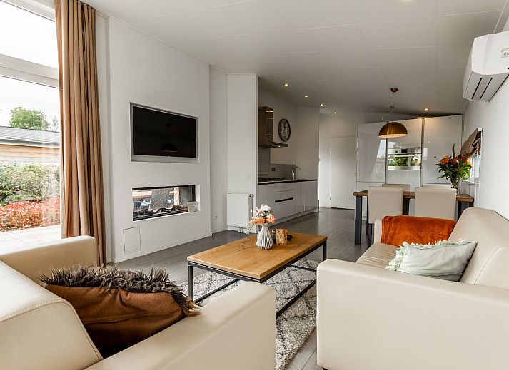 Zwembad met ligstoelen bij Vakantiehuis Green Resort Mooi Bemelen in Limburg.