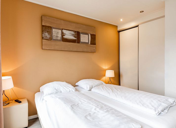 Zwembad met ligstoelen bij Vakantiehuis Green Resort Mooi Bemelen in Limburg.