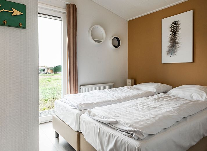 Zwembad met ligstoelen bij Vakantiehuis Green Resort Mooi Bemelen in Limburg.