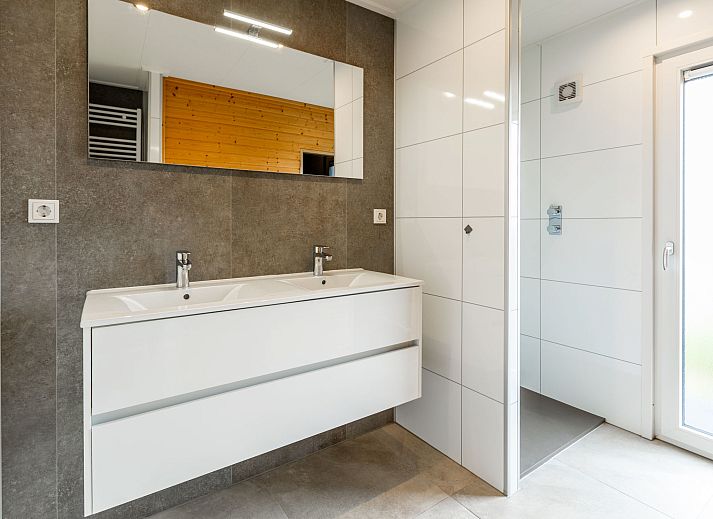 Zwembad met ligstoelen bij Vakantiehuis Green Resort Mooi Bemelen in Limburg.