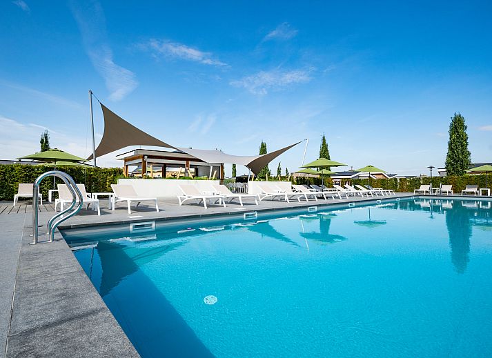 Modern vacation home at Green Resort Mooi Bemelen in South Limburg with spacious terrace.