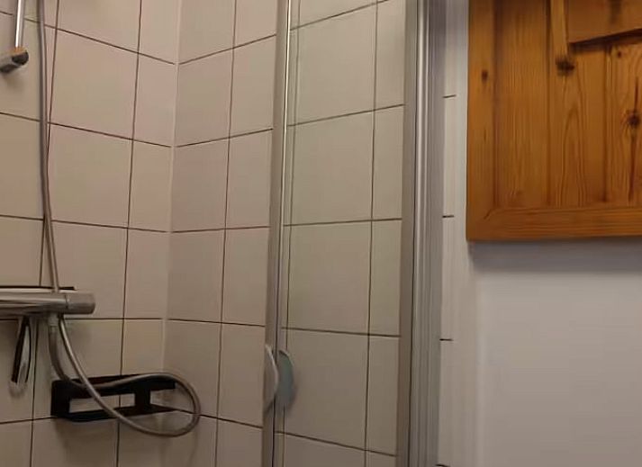 Eetgedeelte in Vakantiehuis in Heerlen, Zuid Limburg met rustieke tafel en groene planten.