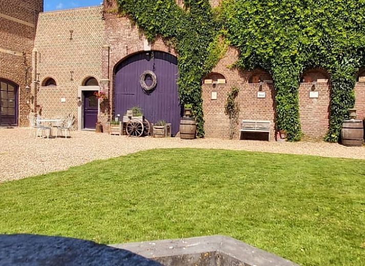 Das historische Tor des Ferienhauses in Beek, Suedlimburg, bietet Zugang zu einem ruhigen Innenhof.