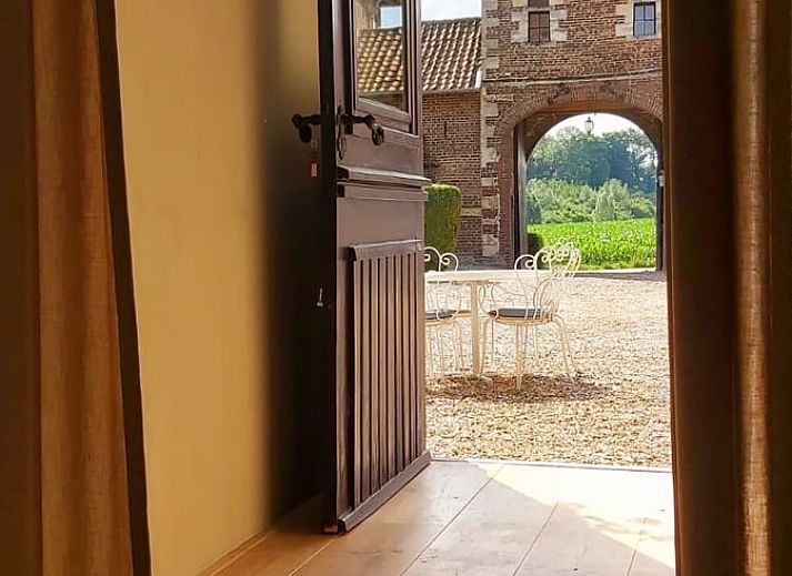Das historische Tor des Ferienhauses in Beek, Suedlimburg, bietet Zugang zu einem ruhigen Innenhof.