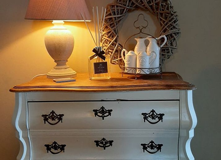 Das historische Tor des Ferienhauses in Beek, Suedlimburg, bietet Zugang zu einem ruhigen Innenhof.