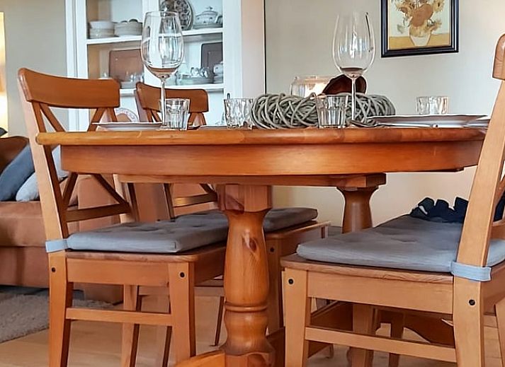 Das historische Tor des Ferienhauses in Beek, Suedlimburg, bietet Zugang zu einem ruhigen Innenhof.