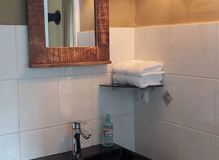 Geraeumige Terrasse des Ferienhauses in Beek, Suedlimburg, ideal fuer entspannende Momente im Freien.