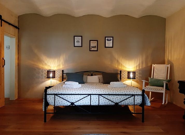 Geraeumige Terrasse des Ferienhauses in Beek, Suedlimburg, ideal fuer entspannende Momente im Freien.