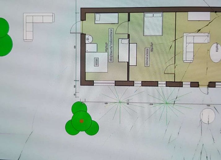 Gruener Innenhof des Ferienhauses in Beek, Suedlimburg, umgeben von historischer Architektur.