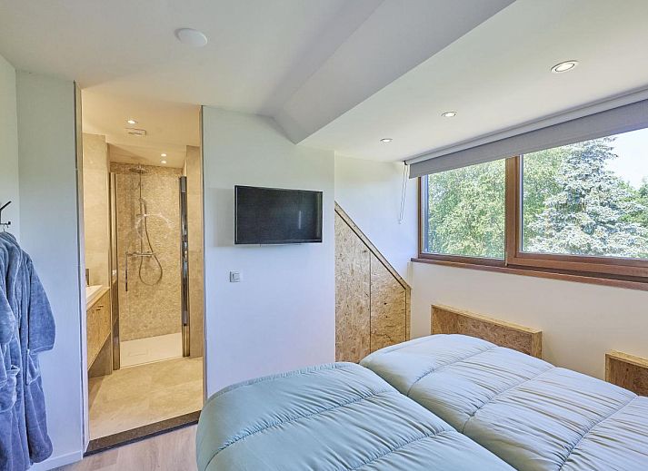 Gezellige woonkamer van Silt II vakantiehuis in Schinnen, Zuid Limburg, met comfortabele zithoek en open haard.