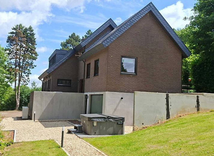 Gezellige woonkamer van Silt II vakantiehuis in Schinnen, Zuid Limburg, met comfortabele zithoek en open haard.