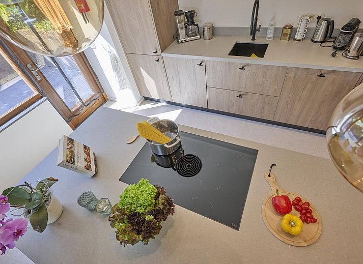 Gezellige woonkamer van Silt II vakantiehuis in Schinnen, Zuid Limburg, met comfortabele zithoek en open haard.