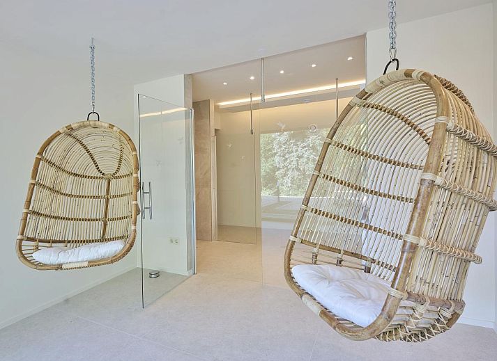 Moderne keuken van Silt II in Schinnen, Zuid Limburg, met ruime eetkamer en uitzicht op de groene omgeving.