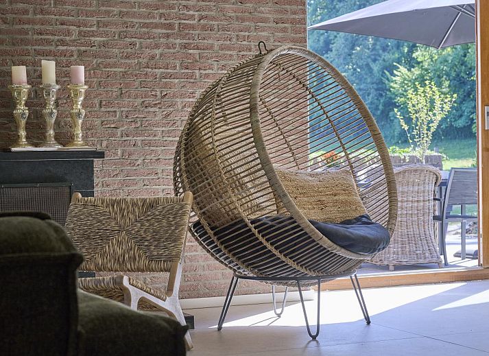 Moderne keuken van Silt II in Schinnen, Zuid Limburg, met ruime eetkamer en uitzicht op de groene omgeving.