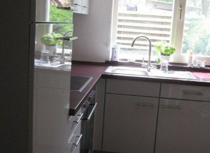 Gezellige woonkamer van Huize 'de hommert' Hoensbroek, vakantiehuis in Zuid Limburg met ruime eetkamer en natuurlijke lichtinval.