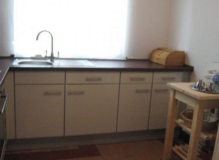 Gezellige woonkamer van Huize 'de hommert' Hoensbroek, vakantiehuis in Zuid Limburg met ruime eetkamer en natuurlijke lichtinval.