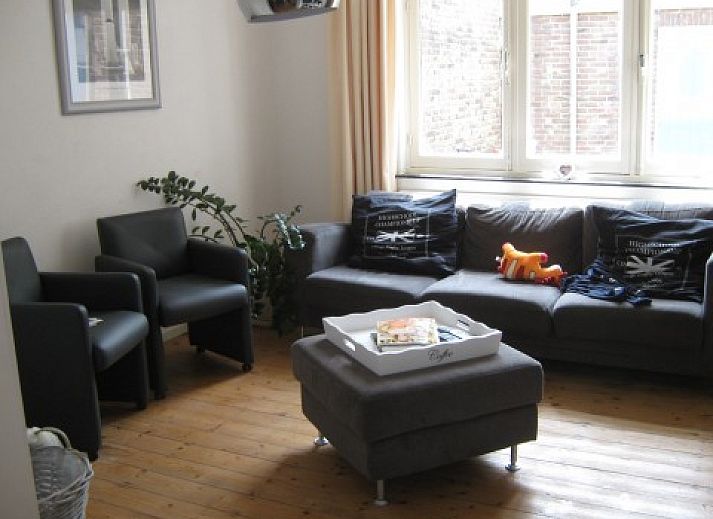 Gezellige woonkamer van Huize 'de hommert' Hoensbroek, vakantiehuis in Zuid Limburg met ruime eetkamer en natuurlijke lichtinval.