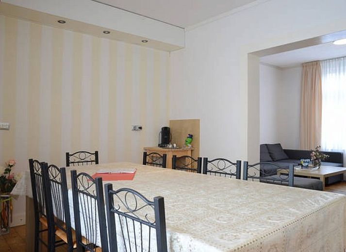 Gezellige slaapkamer in Huize 'de hommert' Hoensbroek, vakantiehuis in Zuid Limburg met natuurlijk licht en comfortabele inrichting.