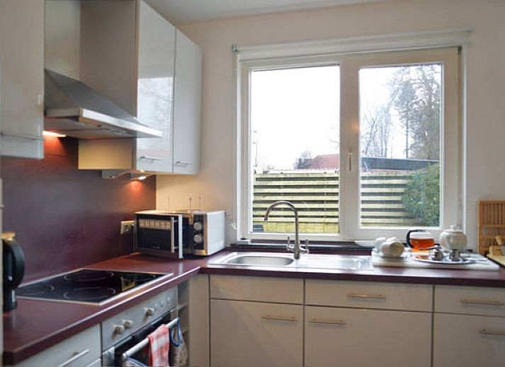 Gezellige slaapkamer in Huize 'de hommert' Hoensbroek, vakantiehuis in Zuid Limburg met natuurlijk licht en comfortabele inrichting.