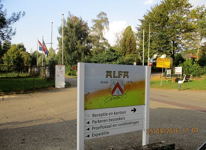 Gezellige slaapkamer in Huize 'de hommert' Hoensbroek, vakantiehuis in Zuid Limburg met natuurlijk licht en comfortabele inrichting.