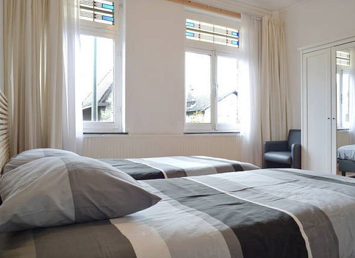 Gezellige slaapkamer in Huize 'de hommert' Hoensbroek, vakantiehuis in Zuid Limburg met natuurlijk licht en comfortabele inrichting.