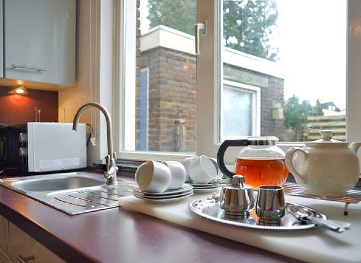 Sfeervolle slaapkamer in Huize 'de hommert' Hoensbroek, vakantiehuis in Zuid Limburg met comfortabele bedden en warme kleuren.