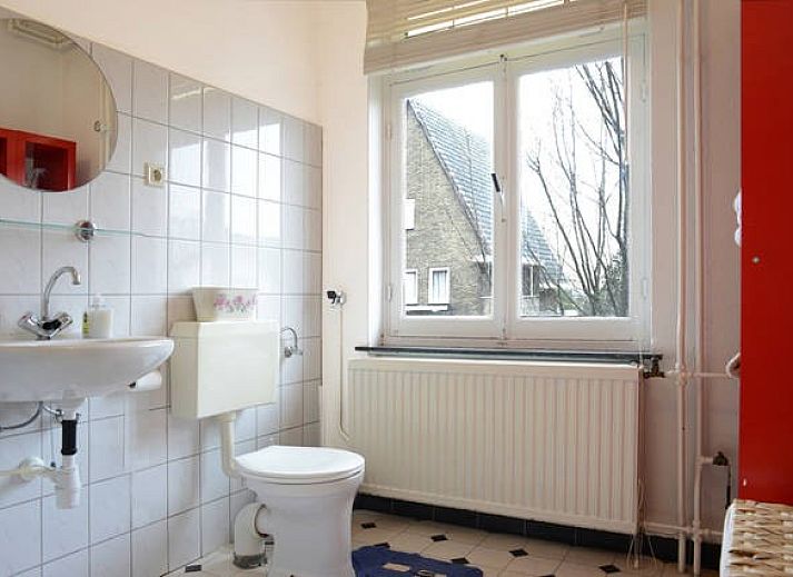 Sfeervolle slaapkamer in Huize 'de hommert' Hoensbroek, vakantiehuis in Zuid Limburg met comfortabele bedden en warme kleuren.