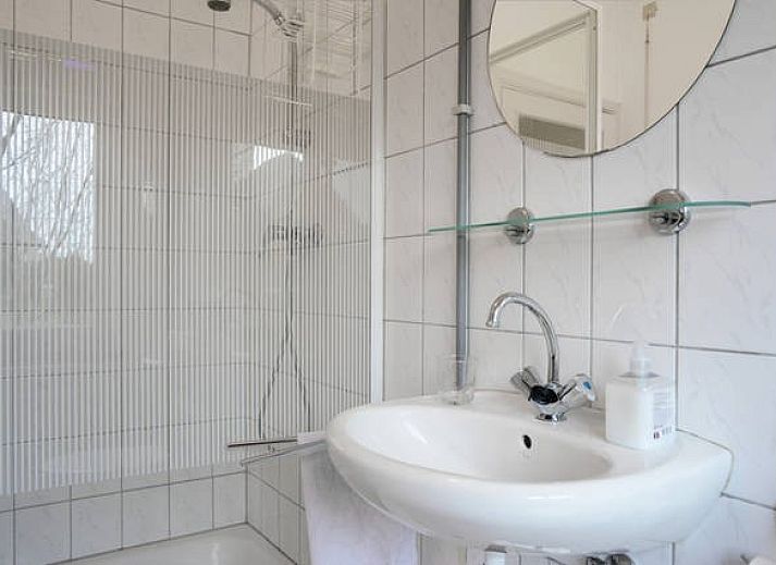 Sfeervolle slaapkamer in Huize 'de hommert' Hoensbroek, vakantiehuis in Zuid Limburg met comfortabele bedden en warme kleuren.