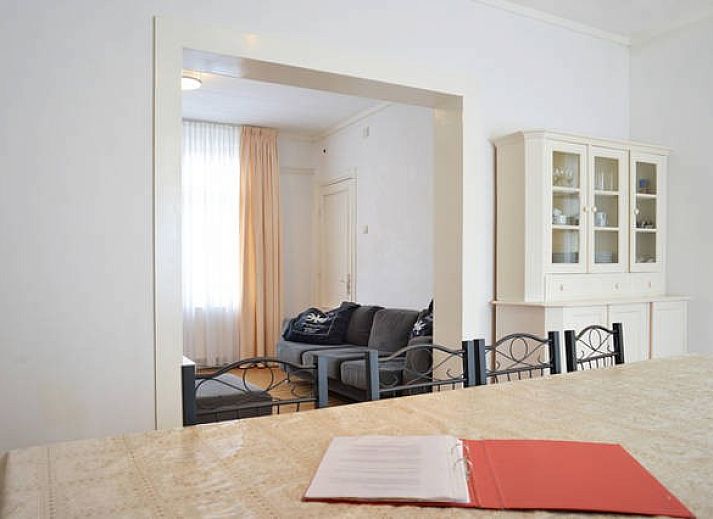 Comfortabele slaapkamer in Huize 'de Hommert' Hoensbroek, Zuid Limburg, vakantiehuis met twee eenpersoonsbedden en natuurlijke lichtinval.