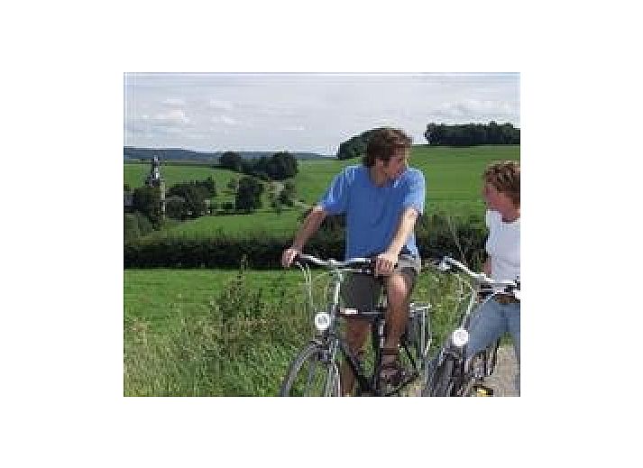 Moderne keuken in Huize 'de hommert' Hoensbroek, vakantiehuis in Zuid Limburg met uitzicht op groene omgeving.