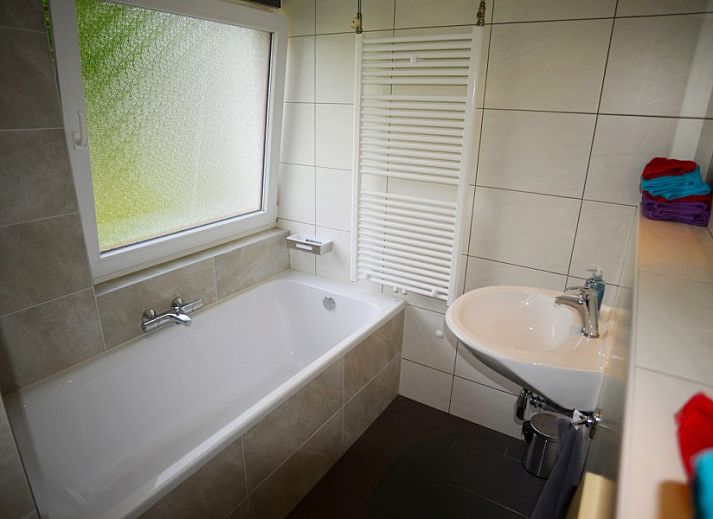 Comfortabele slaapkamer in Nelderhut bungalow, Simpelveld, Zuid Limburg, met uitzicht op groene tuin.