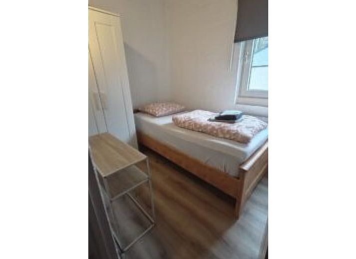 Schlafzimmer im Bungalow Korenwolf, Simpelveld, Suedlimburg mit bequemem Doppelbett und stimmungsvoller Beleuchtung.