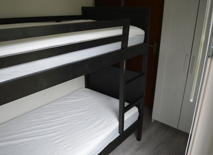 Schlafzimmer im Bungalow Korenwolf, Simpelveld, Suedlimburg mit bequemem Doppelbett und stimmungsvoller Beleuchtung.