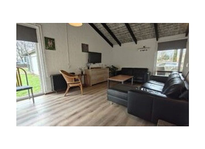 Schlafzimmer im Bungalow Korenwolf, Simpelveld, Suedlimburg mit bequemem Doppelbett und stimmungsvoller Beleuchtung.