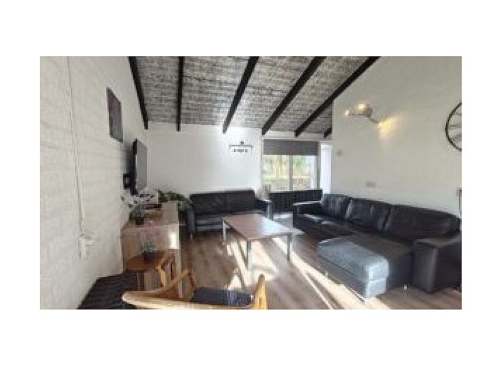 Schlafzimmer im Bungalow Korenwolf, Simpelveld, Suedlimburg mit bequemem Doppelbett und stimmungsvoller Beleuchtung.