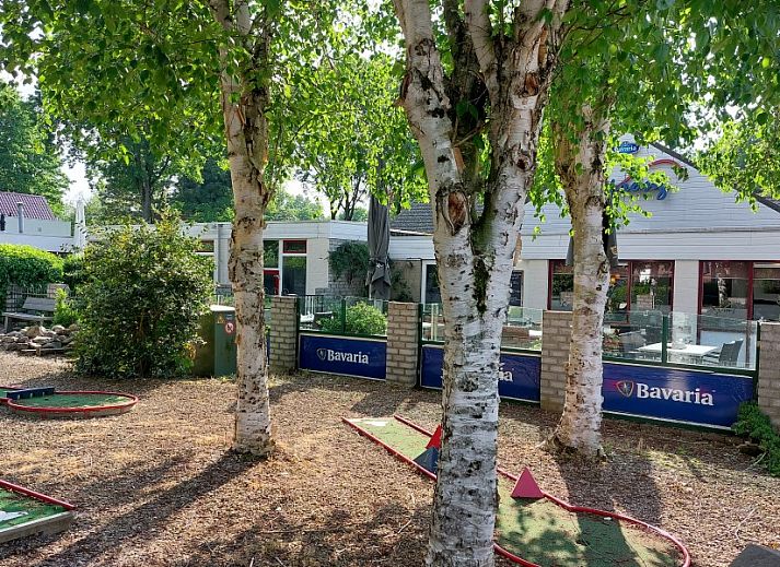 Ruime leefruimte in Butterflies vakantiehuis, Simpelveld, Zuid Limburg met uitzicht op de natuurlijke omgeving.