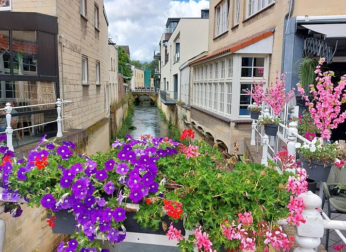 Moderne keuken en eetruimte in vakantiehuis Butterflies, Simpelveld, Zuid Limburg met open indeling en houten afwerking.