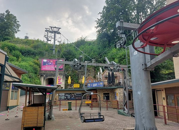 Volledig uitgeruste keuken in Butterflies vakantiehuis, Simpelveld, Zuid Limburg met moderne apparatuur en groene tegels.