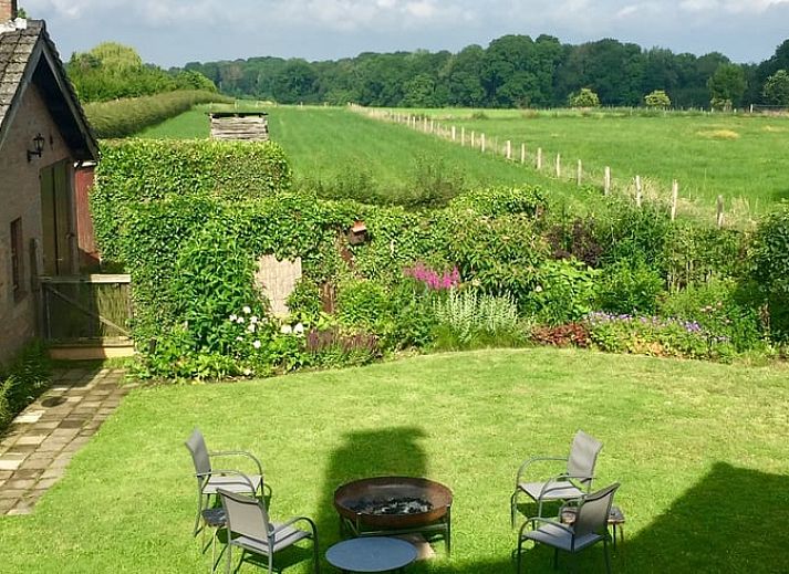 Vakantiehuis in Sint Geertruid met kleurrijke bloementuin, Zuid Limburg.