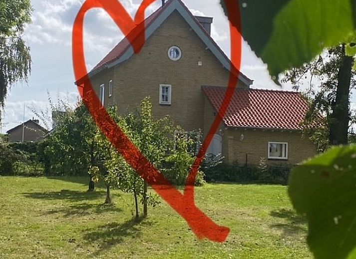 Stijlvolle woonkamer in vakantiehuis Sint Geertruid, Limburgse gezelligheid.