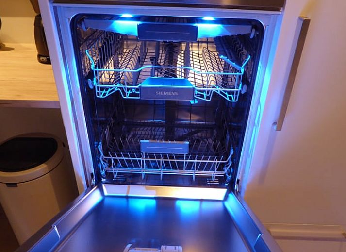 Ontspan in de tuin van Huisje in Valkenburg aan de Geul, vakantiewoning in Limburg met ligstoelen en parasol.