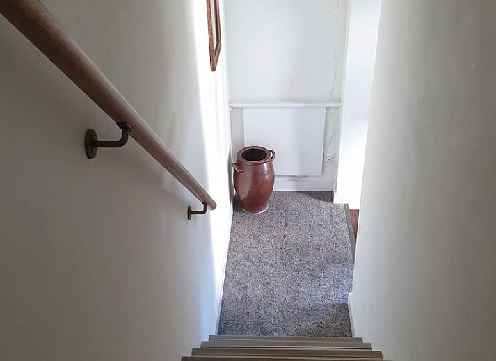 Knusse woonkamer in Huisje in Valkenburg aan de Geul, vakantiehuis in Zuid Limburg, met comfortabele meubels.