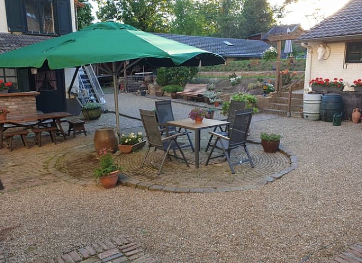 Knusse woonkamer in Huisje in Valkenburg aan de Geul, vakantiehuis in Zuid Limburg, met comfortabele meubels.