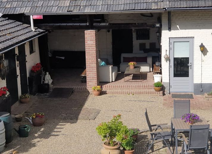 Knusse woonkamer in Huisje in Valkenburg aan de Geul, vakantiehuis in Zuid Limburg, met comfortabele meubels.