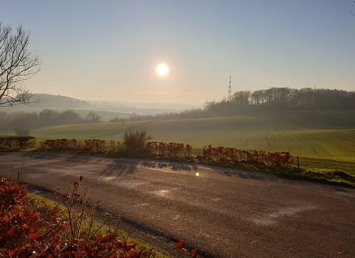 Gezellige binnenruimte van Huisje in Valkenburg aan de Geul, vakantiewoning in Limburg, met rustieke houten trap.