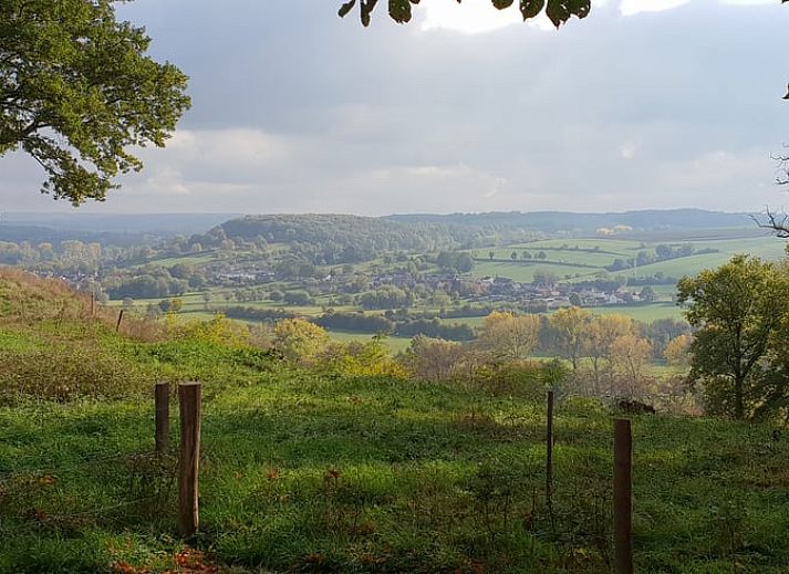 Eethoek in Huisje in Valkenburg aan de Geul, vakantiehuis in Zuid Limburg, met houten tafel en moderne stoelen.